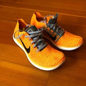 Nike womens fly knit running shoes
